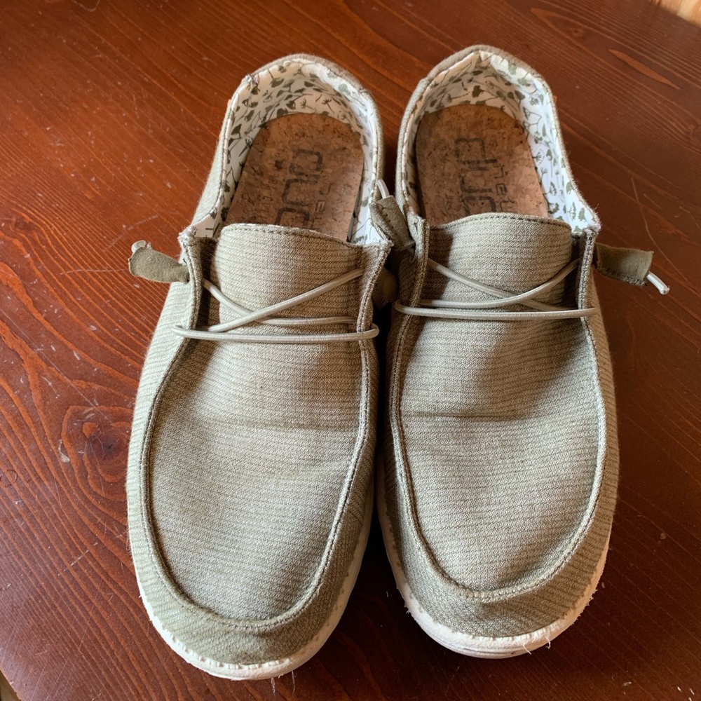 Hey Dudes Size 9!